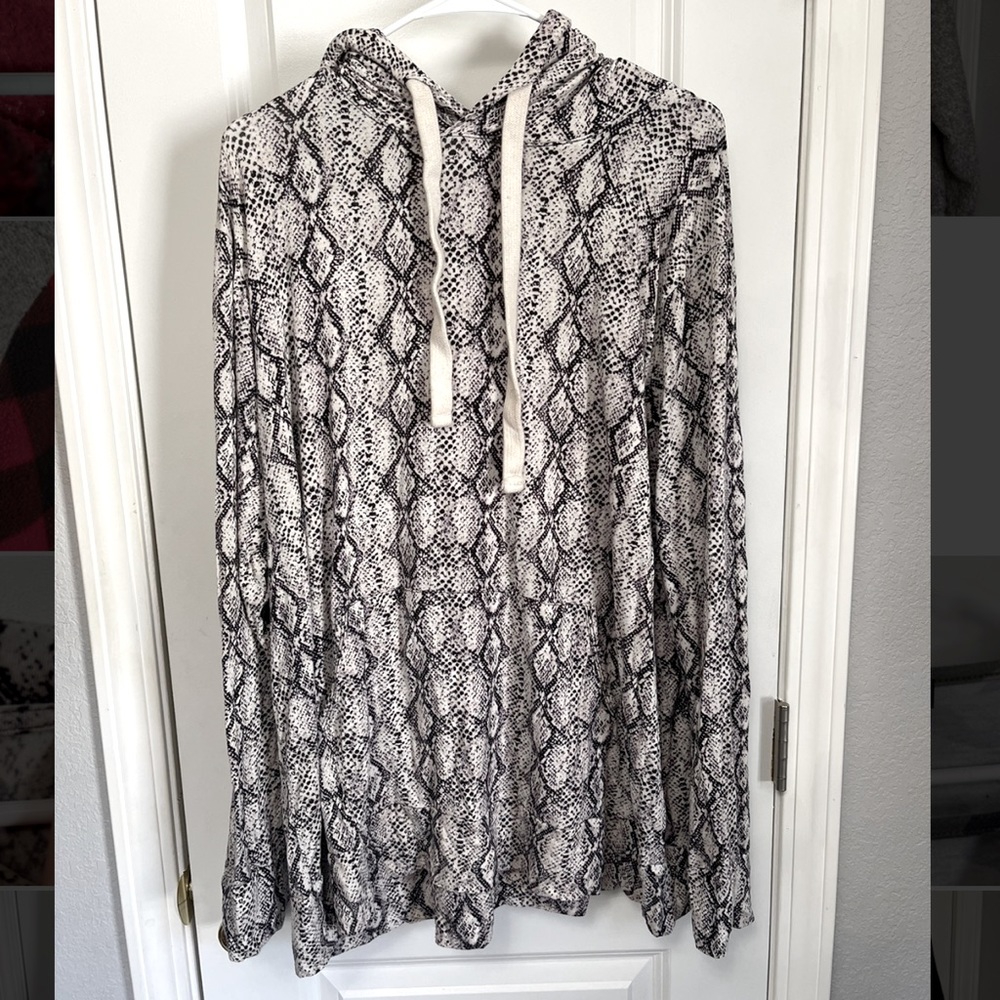 SNAKE PRINT LIGHT HOODIE